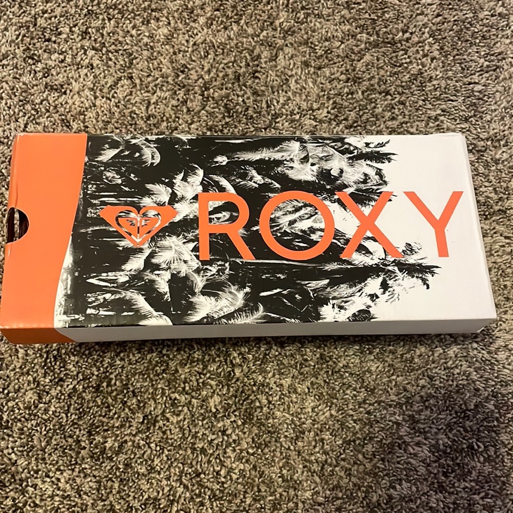Very cute & comfy Roxy slip on shoes!
